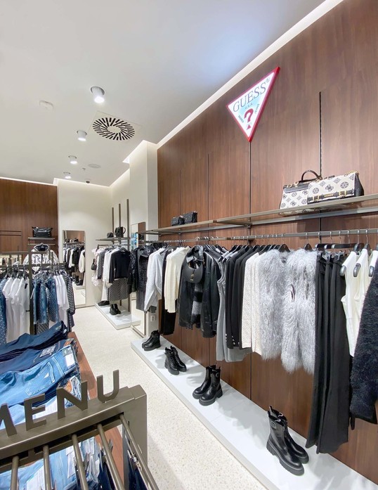 PAL_Guess_rekonstrukce_znovuotevrena_prodejna_interier_2_mala